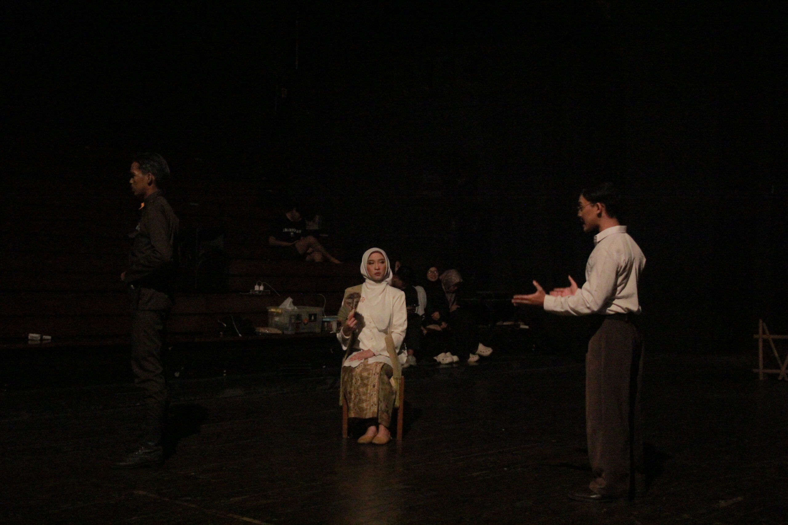Bangkit dari Pusaran Sejarah, Teater OASE Hadirkan Dilema Perjuangan Lewat Drama QUM!